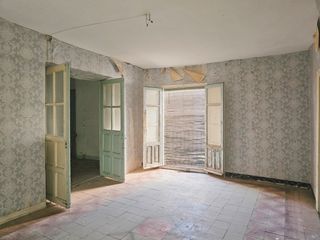 House in Calle carnecería 6. Casa para rehabilitar integralmente o derribar
