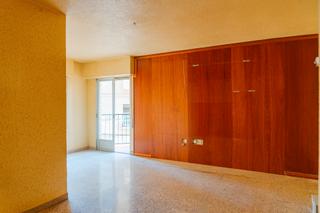 Pis a Carretera de aranda 36. Piso amplio para reformar en edificio con ascensor
