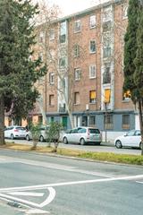 Appartement à Avenida de san juan de la peña 171. Vivienda okupada