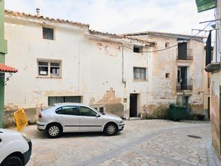 House  Calle abadía 10. Parcela de 201 con una casa de 388 m2 construidos para rehabilit