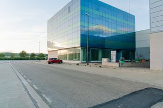 Building  Calle del tomillo 4. Edificio de oficinas en la ciudad del transporte