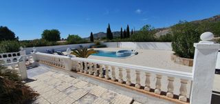 Casa en Las Virtudes. Gran casa en villena con piscina, barbacoa, cenador, ...etc cerc