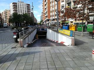 Parking coche  Gran vía juan carlos i. Venta de plaza de garaje en gran vía