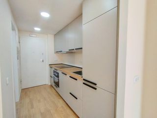 Lloguer Estudi  Calle antonio suárez. Estudio con patio en garena y garaje