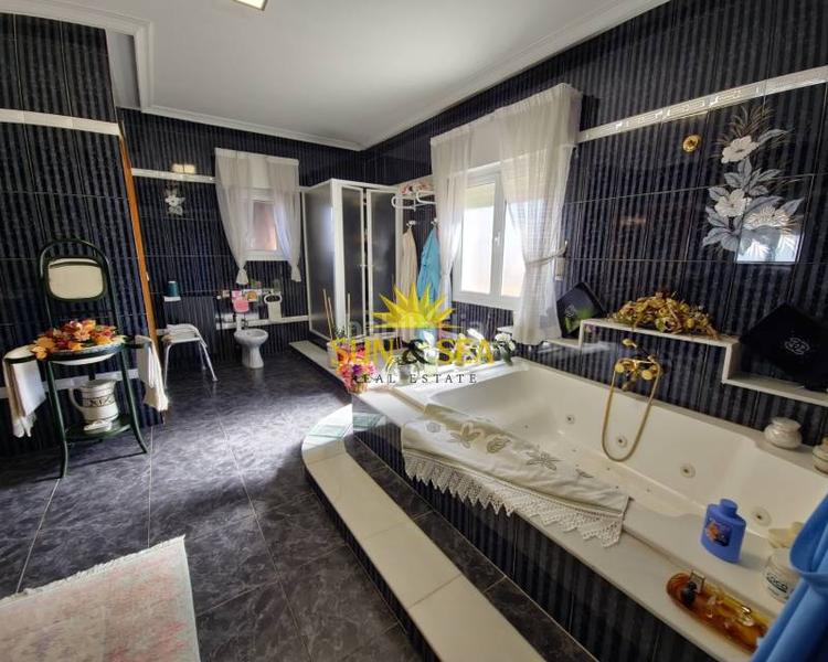 Foto 89fef0d0-0bf6-42f8-94b4-fd7119798649. Xalet amb calefacció aparcament piscina a Zona Carrefour - Urbanizaciones Torrevieja