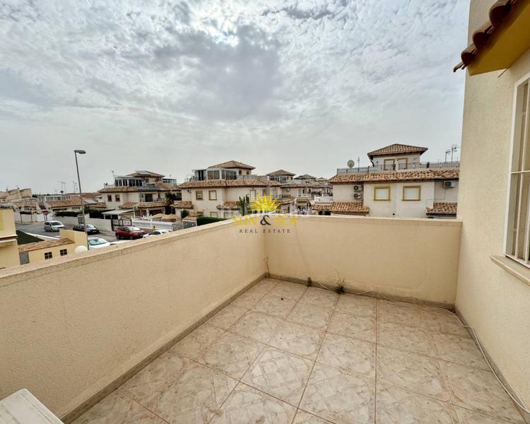 Foto 04a49807-6337-44c0-9a5f-119a7805935b. Chalet iexclalquiler desde septiembre hasta junio!te presentamos este encantador chalet costa, disponible para alquiler. con en Orihuela