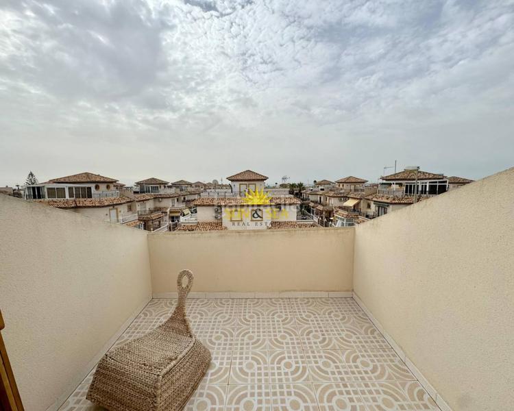 Foto 0d969190-ae80-43b1-b8b9-a4ca6e4abeea. Chalet iexclalquiler desde septiembre hasta junio!te presentamos este encantador chalet costa, disponible para alquiler. con en Orihuela