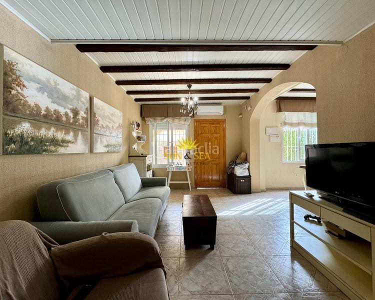 Foto 92e2e45d-d011-4b90-98f1-c19cb1f006a0. Chalet iexclalquiler desde septiembre hasta junio!te presentamos este encantador chalet costa, disponible para alquiler. con en Orihuela