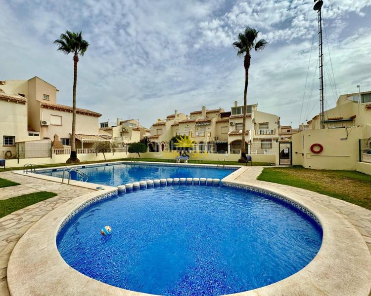 Foto c9fa8b3f-b648-4e08-8a82-765542ae3d29. Chalet iexclalquiler desde septiembre hasta junio!te presentamos este encantador chalet costa, disponible para alquiler. con en Orihuela