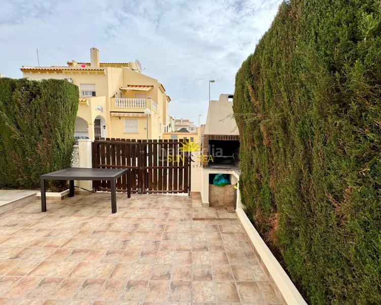 Foto e3dd52ae-cd2b-4ee5-9d48-dcabf80489ff. Chalet iexclalquiler desde septiembre hasta junio!te presentamos este encantador chalet costa, disponible para alquiler. con en Orihuela