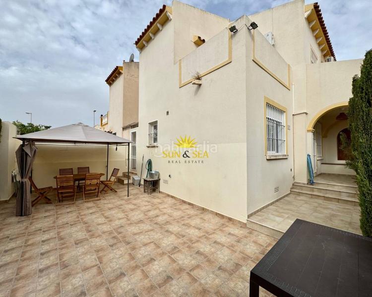 Foto f0c13c68-a378-47ec-9834-322582bc7c48. Chalet iexclalquiler desde septiembre hasta junio!te presentamos este encantador chalet costa, disponible para alquiler. con en Orihuela