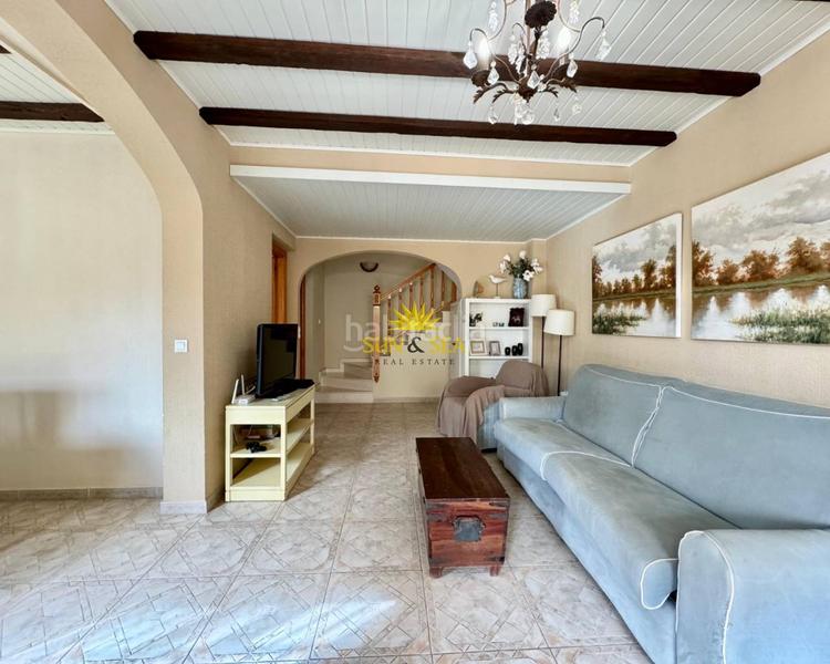 Foto fbee1596-cacd-4d23-92c5-642796f071c2. Chalet iexclalquiler desde septiembre hasta junio!te presentamos este encantador chalet costa, disponible para alquiler. con en Orihuela