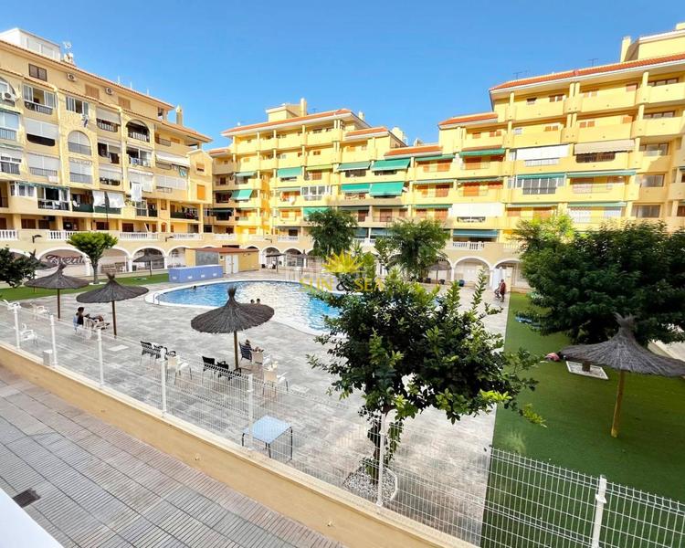 Foto b4aaaaee-8232-4725-9dbe-e96fa12104c0. Rent studio with heating pool in Los Europeos Torrevieja