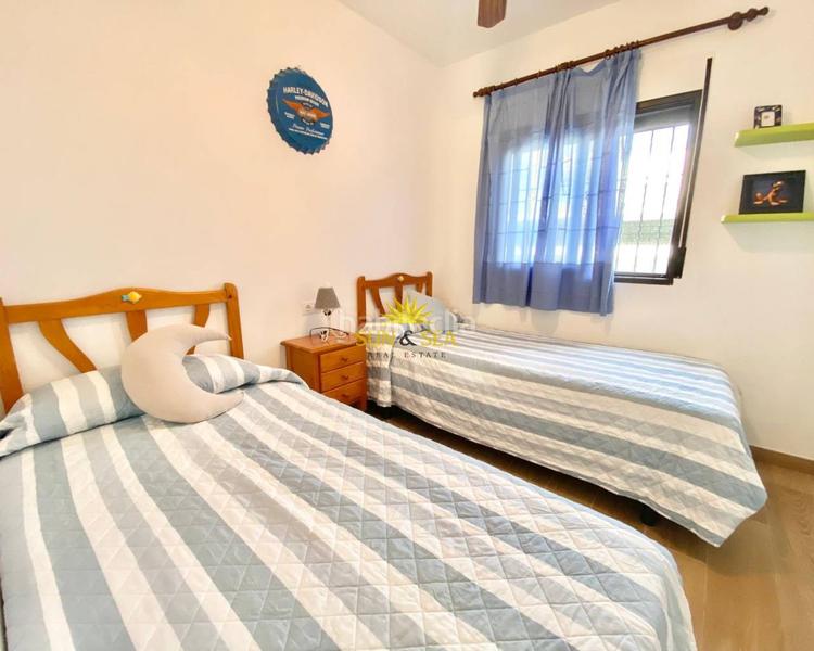 Foto 1f8a5a56-d5f6-457c-9cd8-1d23990008bc. Alquiler chalet iexclalquiler desde ya hasta junio!iexclbienvenido a tu nuevo hogar en Cabo Roig! este encantador chalet adosado en alquiler es pe en Orihuela