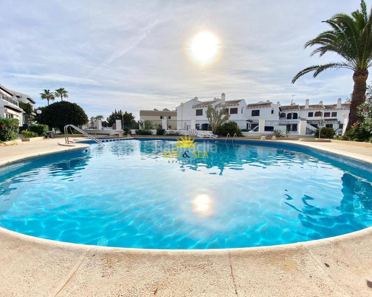 Foto d559279d-e83a-4bbb-a009-0a1e42961096. Alquiler chalet iexclalquiler desde ya hasta junio!iexclbienvenido a tu nuevo hogar en Cabo Roig! este encantador chalet adosado en alquiler es pe en Orihuela