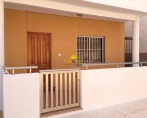 Location Maison jumelée à Torre de la Horadada. Iexclalquiler desde septiembre hasta junio!descubre este espacio