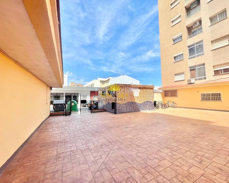 Foto c720c9eb-e6fa-484e-b837-acbe28de6ccb. Estudio iexclestudio en venta !te presentamos esteampnbspestudio totalmente equipado en tercera planta con ascensor, ubicado en Torrevieja