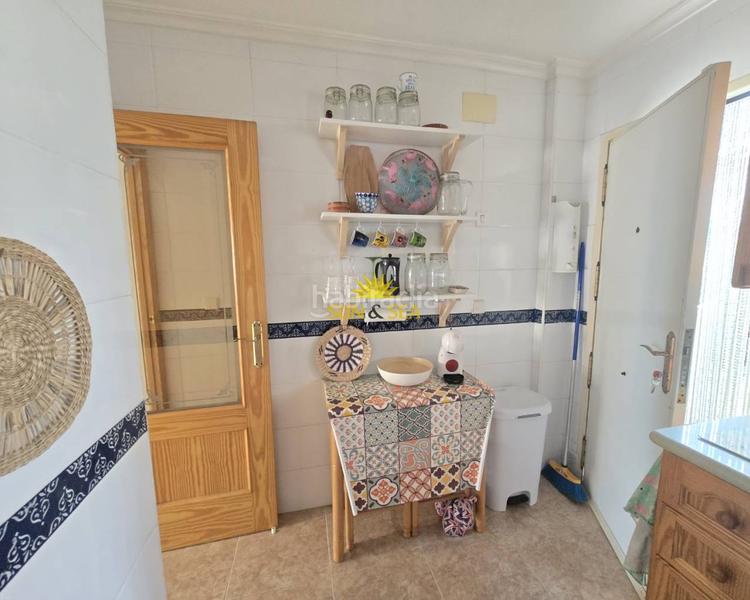 Foto 8d42ac41-3dd0-4d45-9d79-05bfe1a0d8f1. Alquiler casa ltpgtltstronggtiexcldisponible desde septiembre hasta junio!ltstronggtltpgtltpgteste encantador bungalow adosado de dos plantas se en Santa Pola