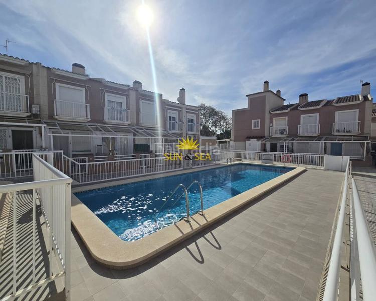 Foto f7c8dc55-0e5f-4a11-8756-ce9a88a03f5c. Alquiler casa ltpgtltstronggtiexcldisponible desde septiembre hasta junio!ltstronggtltpgtltpgteste encantador bungalow adosado de dos plantas se en Santa Pola