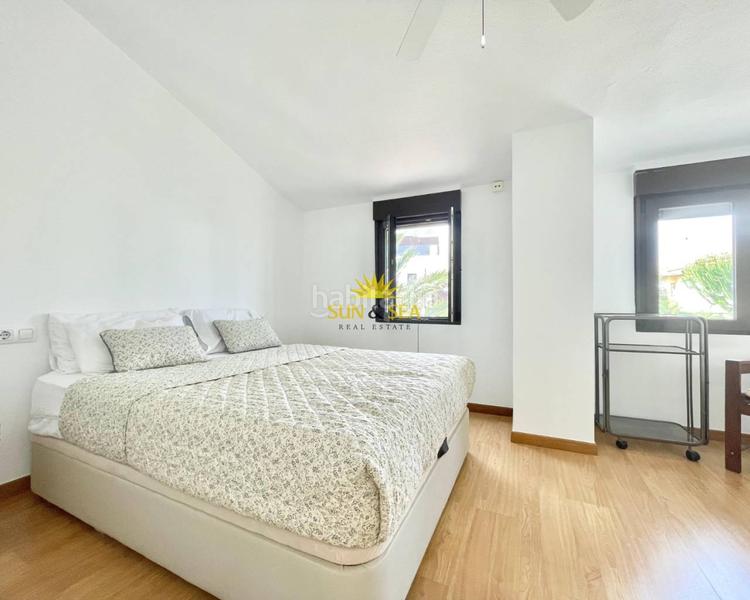 Foto 22621a92-36b7-4b51-b5ed-1f8df55d32fd. Alquiler chalet iexcldisponible desde ya para todo el antildeo!presentamos este magniacutefico chalet adosado en alquiler ubicado en una de las zo en Torrevieja