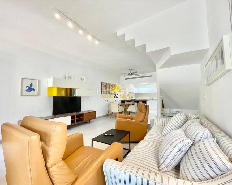 Foto 5a65306a-1bfb-4bbb-8016-9db94c56cb71. Alquiler chalet iexcldisponible desde ya para todo el antildeo!presentamos este magniacutefico chalet adosado en alquiler ubicado en una de las zo en Torrevieja