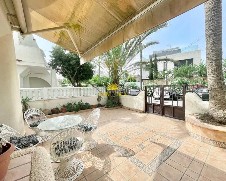 Foto 6c2e4a3e-ed93-4e4a-9785-4db2ad5365ff. Alquiler chalet iexcldisponible desde ya para todo el antildeo!presentamos este magniacutefico chalet adosado en alquiler ubicado en una de las zo en Torrevieja