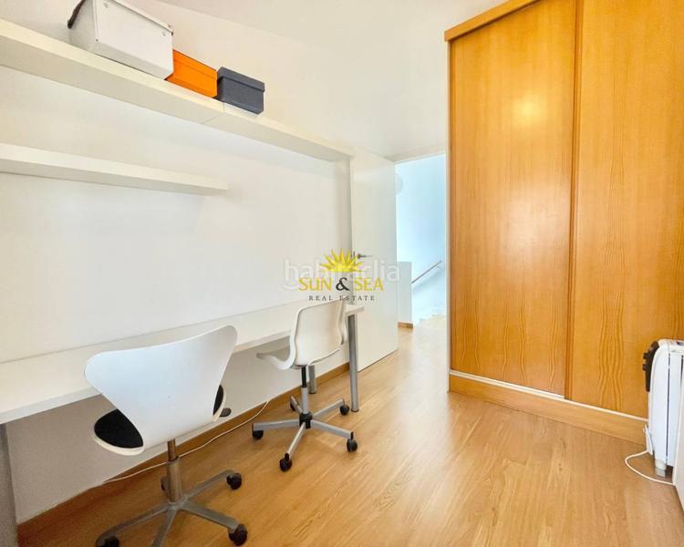 Foto c89e7ef2-026e-4ce0-8adc-590eaa7ff4c3. Alquiler chalet iexcldisponible desde ya para todo el antildeo!presentamos este magniacutefico chalet adosado en alquiler ubicado en una de las zo en Torrevieja