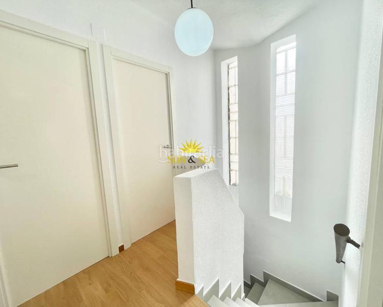 Foto d96e85c6-c56e-48e3-a9bc-2bea94aafbd0. Alquiler chalet iexcldisponible desde ya para todo el antildeo!presentamos este magniacutefico chalet adosado en alquiler ubicado en una de las zo en Torrevieja