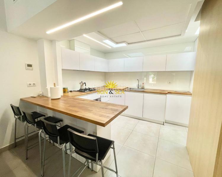 Foto da9feddd-12a9-4091-9f1c-daa7ec268fcc. Alquiler chalet iexcldisponible desde ya para todo el antildeo!presentamos este magniacutefico chalet adosado en alquiler ubicado en una de las zo en Torrevieja