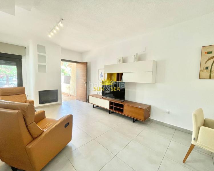 Foto f07aeeb4-e9f3-4bbd-b1be-d706eeb110b3. Alquiler chalet iexcldisponible desde ya para todo el antildeo!presentamos este magniacutefico chalet adosado en alquiler ubicado en una de las zo en Torrevieja