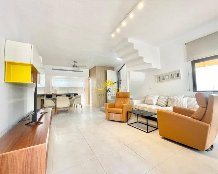 Foto f96484ef-be7e-43c4-9f97-0c95a679dbfc. Alquiler chalet iexcldisponible desde ya para todo el antildeo!presentamos este magniacutefico chalet adosado en alquiler ubicado en una de las zo en Torrevieja