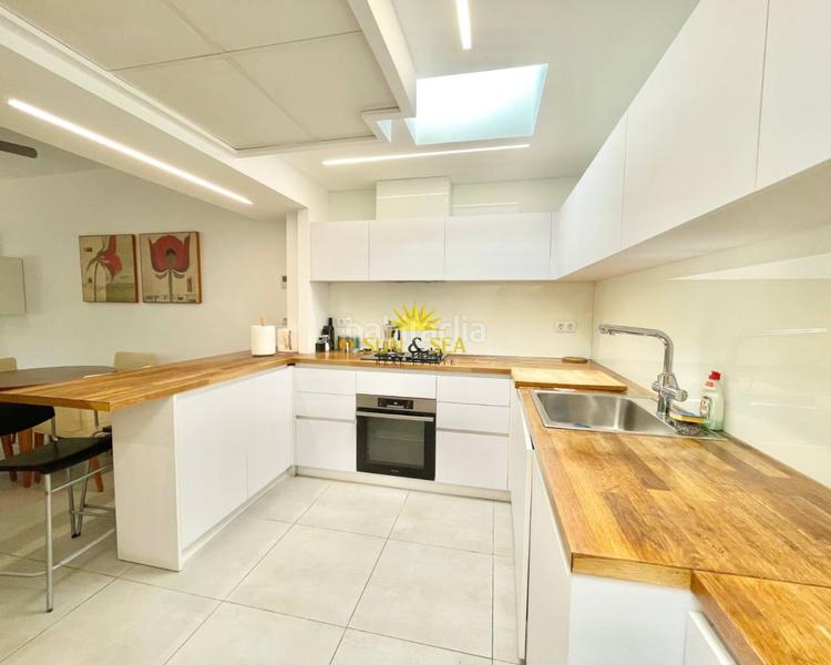 Foto fc4d7983-f41a-4407-a2d8-95b3b53b2037. Alquiler chalet iexcldisponible desde ya para todo el antildeo!presentamos este magniacutefico chalet adosado en alquiler ubicado en una de las zo en Torrevieja