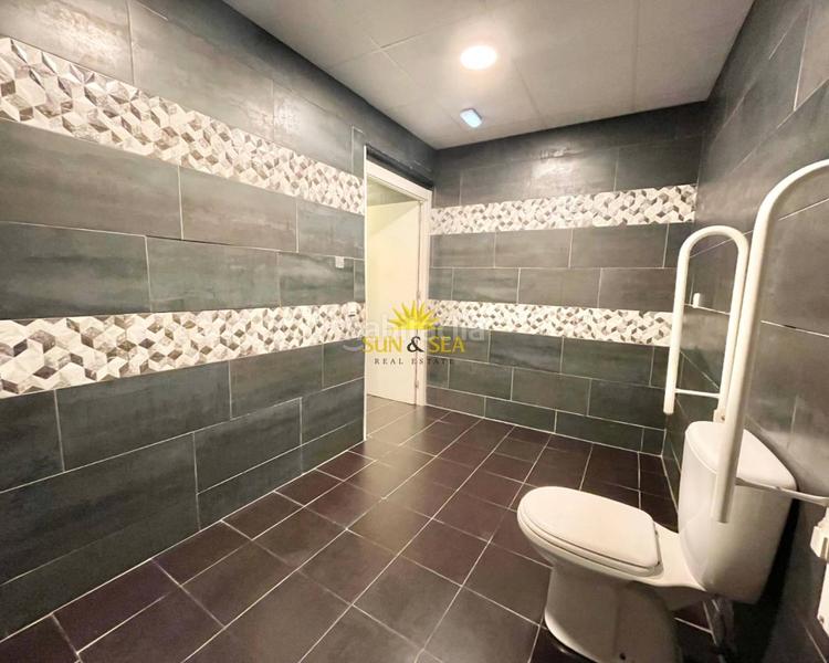 Foto fb640ffd-6d81-4e17-a957-05923208499c. Location local commercial dans Las Piscinas Naturales Torrevieja