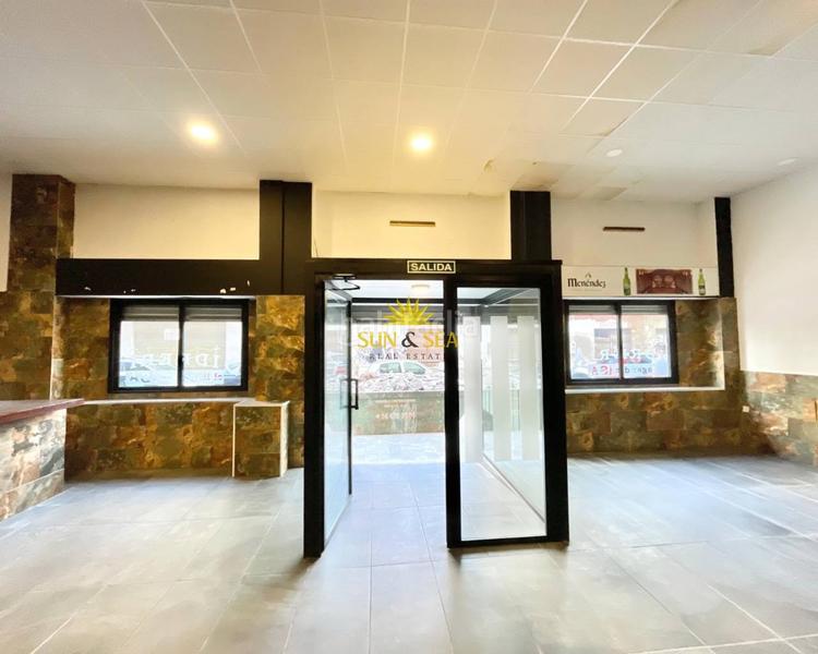 Foto 02fa4f3a-768c-44a6-9e2f-a9143de6321e. Rent business premise in Las Piscinas Naturales Torrevieja