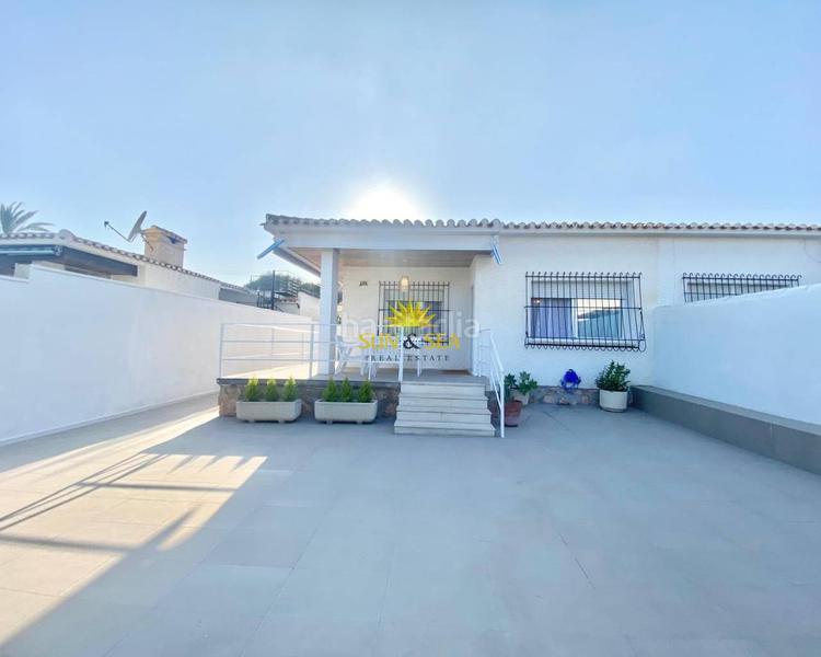 Foto 8a1d9e0e-1329-4a9e-8a73-50f9c97a9a22. Alquiler chalet iexcldisponible desde septiembre para todo el antildeo!descubre este encantador chalet en planta baja, ubicado en una de las zonas en Orihuela