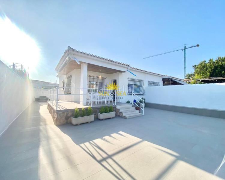 Foto eaa60b20-8867-4bf9-946d-e8c87d1b43a9. Alquiler chalet iexcldisponible desde septiembre para todo el antildeo!descubre este encantador chalet en planta baja, ubicado en una de las zonas en Orihuela