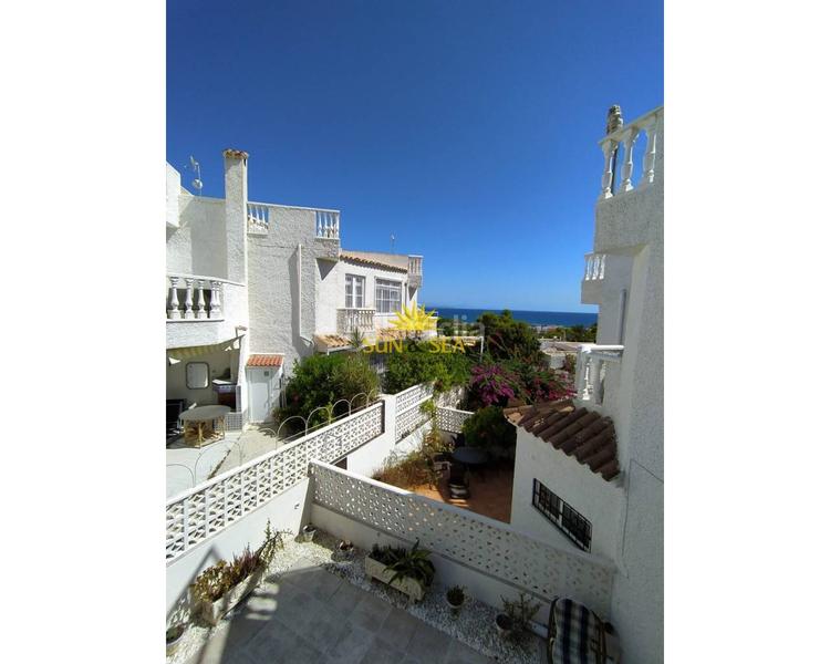 Foto 7cc9cb54-547f-487e-9202-776898644da0. Alquiler casa iexcldisponible desde el 1 de julio para todo el antildeo!te presentamos esta fantaacutestica oportunidad de adquirir un bungalow en Torrevieja