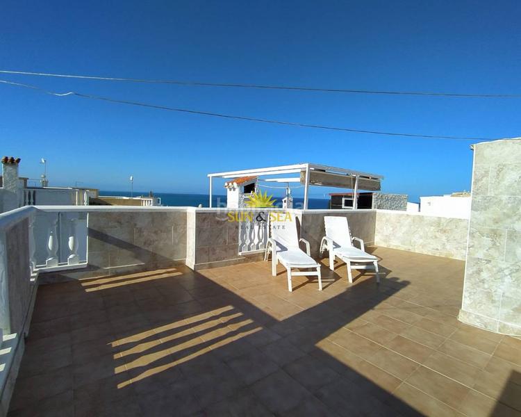 Foto 956c030d-ee40-4f1a-ad2c-9925cb81676c. Alquiler casa iexcldisponible desde el 1 de julio para todo el antildeo!te presentamos esta fantaacutestica oportunidad de adquirir un bungalow en Torrevieja