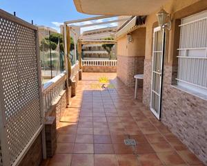 Location Rez-de-chaussée à Las Viñas. Disponible desde septiembre hasta juniote presentamos este ampli