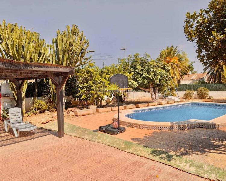 Foto eb9b5c0e-1e89-4351-985f-095a124d8131. Alquiler chalet disponible desde septiembre hasta juniote presentamos este estupendoampnbspchalet independiente, perfecto para quienes buscan ampl en San Javier