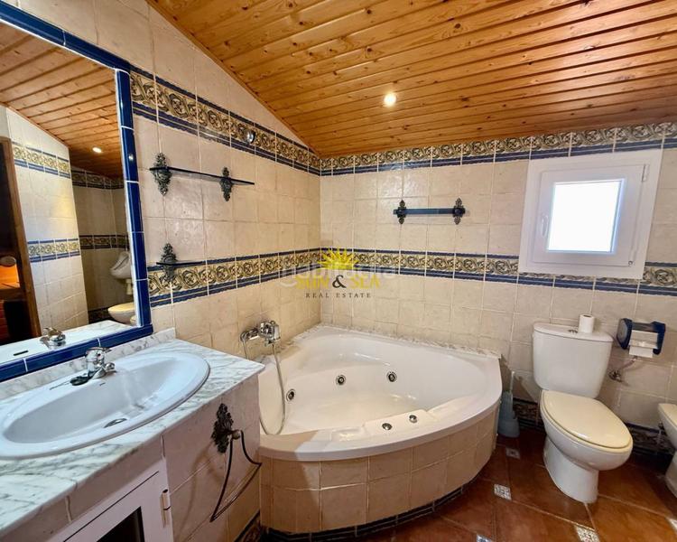 Foto 2a0a44a0-1e64-43f0-9ceb-a177d8783157. Chalet avec chauffage parking piscine dans La Florida Orihuela