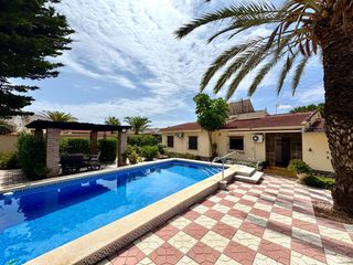 Rent Chalet in Centro de la Ciudad Quesada. Iexclalquiler disponible desde septiembre para todo el antildeo!