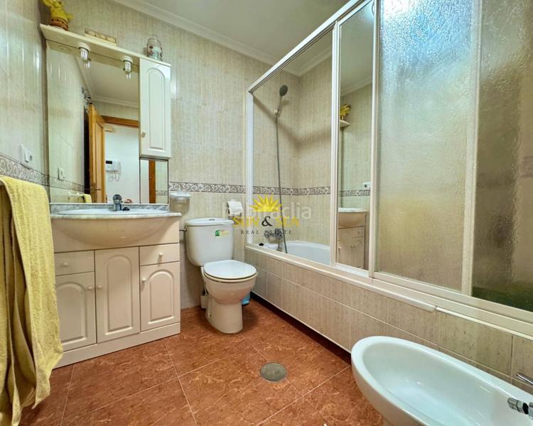 Foto ff5e5191-9774-44db-bf98-ea1a8883043b. Alquiler piso iexclalquiler disponible desde ya para todo el antildeo!descubre este acogedor apartamento situado en laampnbsp3ordf planta con as en Torrevieja