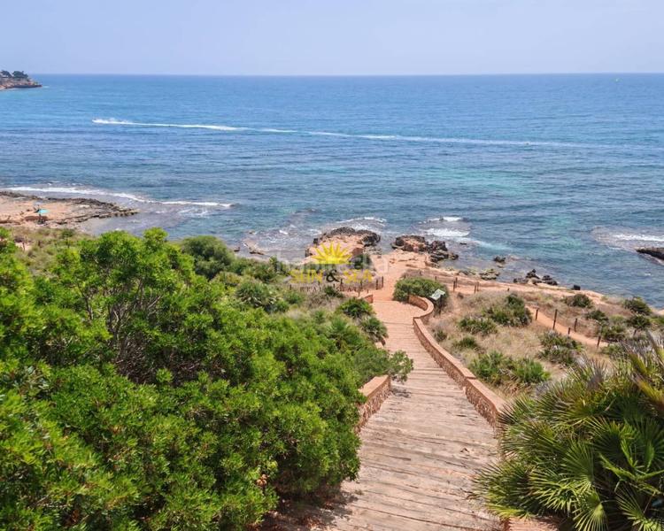Foto a38b8453-ca2b-48d7-8e89-1b71a80c5cea. Lloguer pis amb calefacció aparcament piscina a Aguamarina Orihuela