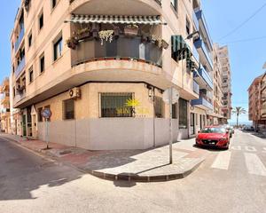 Planta baja en Las Piscinas Naturales. Iexclen venta planta baja en el centro deampnbsptorrevieja!bonit