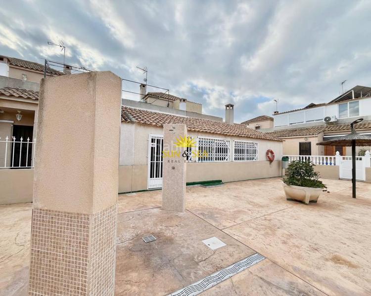 Foto e0fa7bcc-bca8-42a7-b3b2-e47ec0e66b4e. Chalet con riscaldamento piscina in Playa Flamenca Orihuela