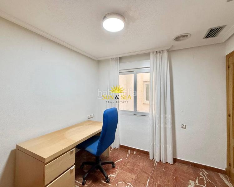 Foto 6517f42c-ce96-4d77-86fc-a7dd3c5fd3fc. Alquiler piso iexclalquiler disponible desde ya para todo el antildeo!te presentamos este espaciosoampnbspapartamento de 4 dormitorios, totalmen en Torrevieja