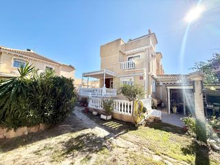 House in Aguas Nuevas. Iexclventa de chalet semiadosado en torrevieja!iexclexcelente op