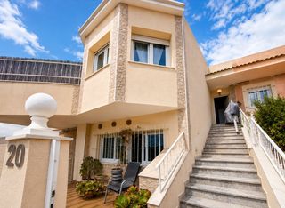 Casa in San Pedro del Pinatar. Bungalow adosado semireformado en venta en san pedro del pinatar