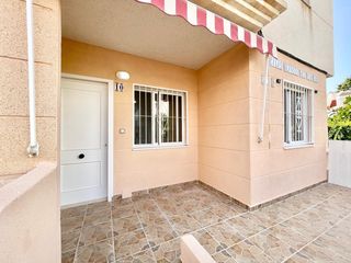 Rent Chalet in Nueva Torrevieja. Iexclalquiler desde septiembre hasta junio!chalet pareado en alq